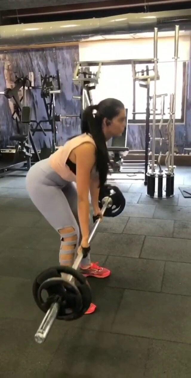 Client deadlift strength training