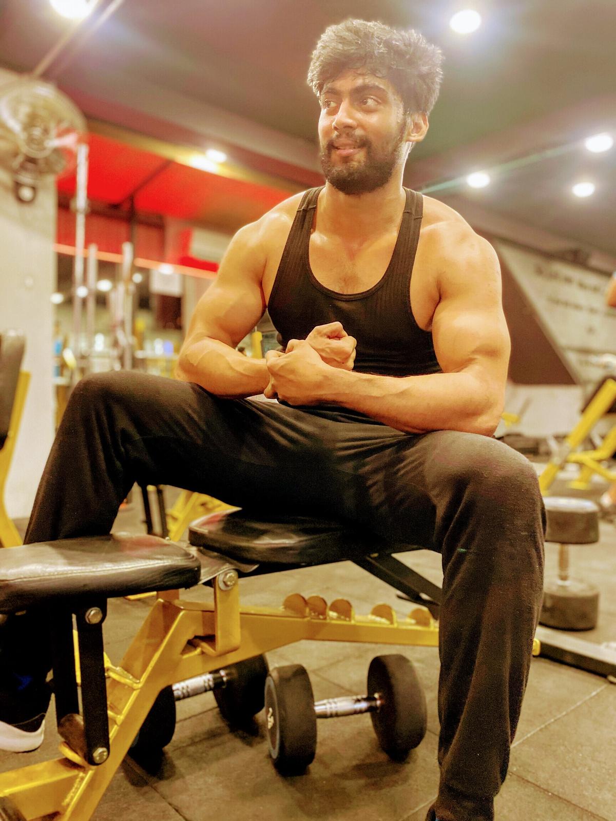 Lat spread pose