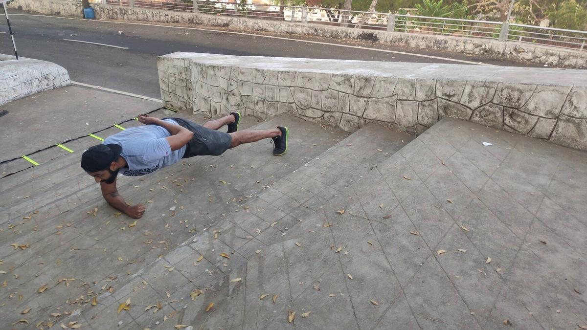 Outdoor plank training